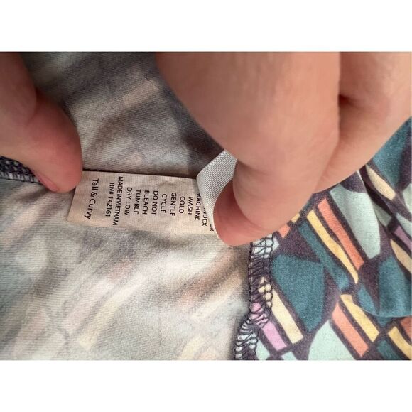 LulaRoe tall and curvy leggings - Picture 4 of 8